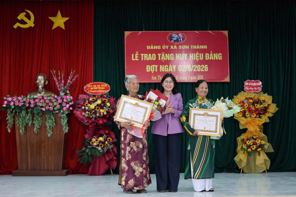 Lãnh đạo Đoàn ĐBQH tỉnh tham dự Lễ trao tặng Huy hiệu Đảng tại xã Sơn Thành